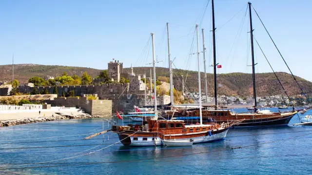 Ile dokładnie trwa lot z Warszawy do Bodrum? Sprawdź czas podróży i porady
