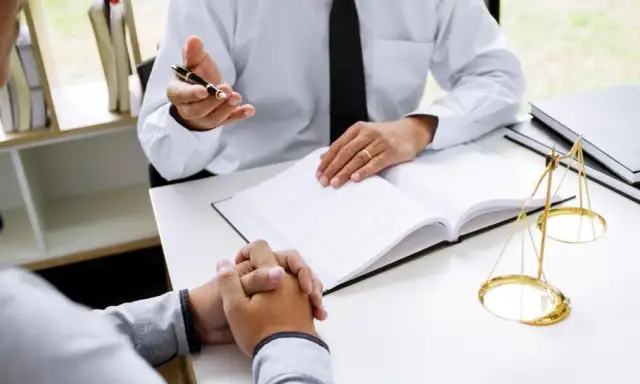 Czym się zajmuje adwokat? Poznaj jego kluczowe obowiązki i role