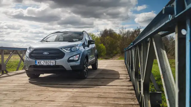 Srebrny Ford Ecosport na drewnianym moście, gotowy na przygodę.
