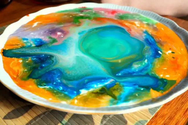 Eksperyment z olejem i barwnikami: Nauka i efekt WOW dla dzieci