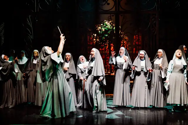 Opinie o zakonnica w przebraniu w teatrze rozrywki – co mówią widzowie?