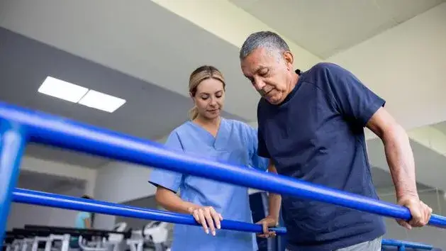 Rehabilitacja domowa NFZ: 80 dni i co dalej? Przedłużenie, zasady 2026