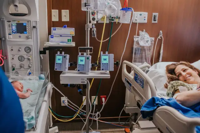 Kto odbiera poród w szpitalu? Poznaj personel, który wspiera rodzącą