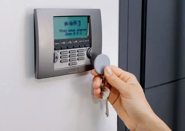 Jak działa alarm w domu? Poznaj kluczowe elementy i funkcje