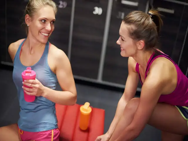 Białko przed czy po treningu? Optymalna pora dla Twoich celów