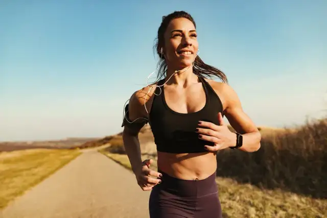 Jak szybciej biegać: sprawdzone techniki, które przyspieszą Twój bieg