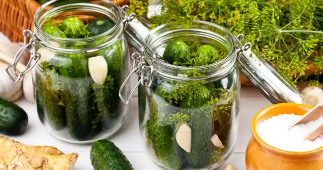 Kiszenie ogórków: zjawisko fizyczne czy reakcja chemiczna w praktyce?