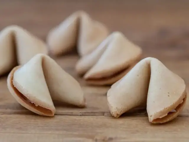 Jak zrobić ciastka z wróżbą - prosty przepis na magiczne smakołyki