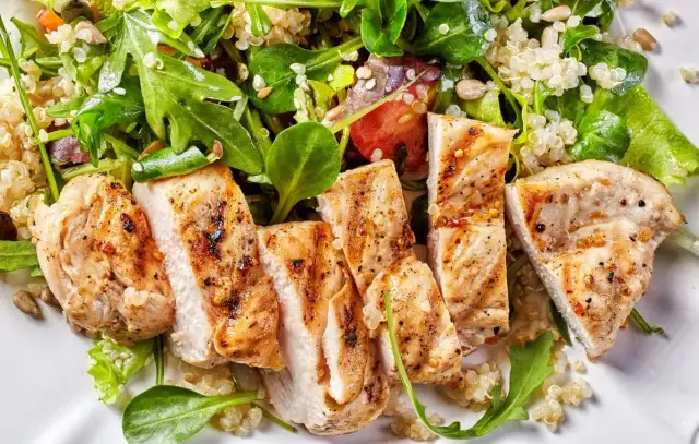 Przepisy na sosy do sałatki z kurczakiem łatwe i pyszne!