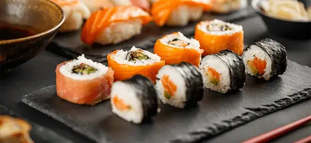 Czy sushi jest dietetyczne? Sprawdź, które rodzaje są zdrowe dla Ciebie