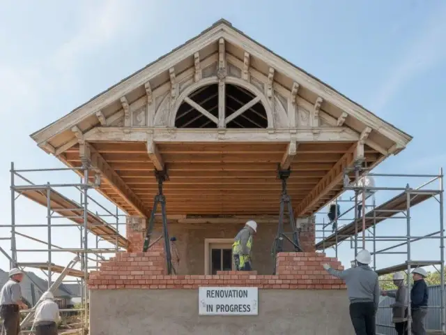 Podnieś dach w domu drewnianym: poradnik, koszty i formalności