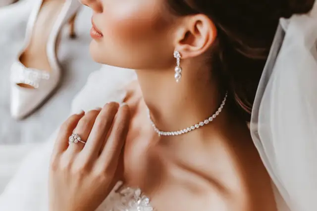 Jaka biżuteria na ślub - wybierz idealne dodatki do swojej sukni