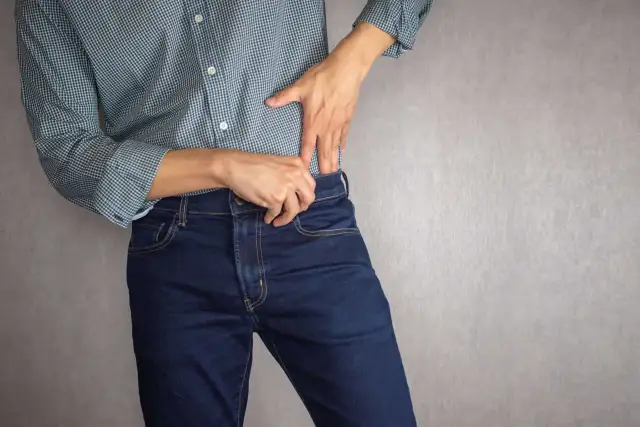 Jak włożyć koszulę w spodnie? 4 techniki dla idealnego wyglądu