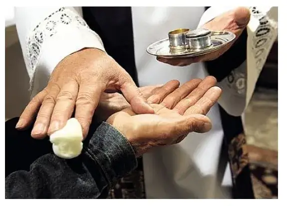 Wizyta księdza u chorego w domu: co musisz przygotować krok po kroku