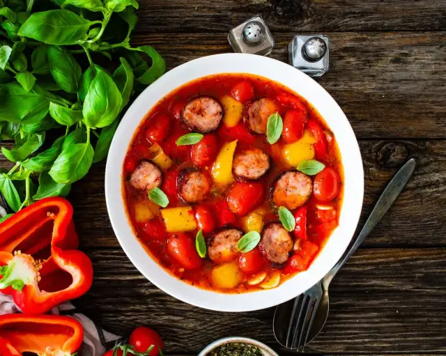 Jakie przyprawy do fasolki po bretońsku, aby uzyskać wyjątkowy smak?