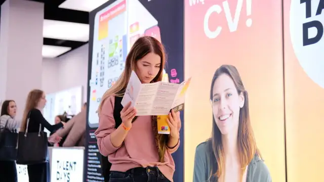 Czy na rozmowę kwalifikacyjną zabrać CV? Oto, co musisz wiedzieć