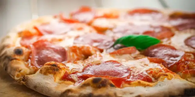 Przepis na pizzę jak z restauracji - smak, który zachwyci każdego