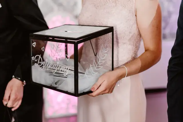 Oryginalne prezenty na wesele zamiast kwiatów, które zachwycą parę