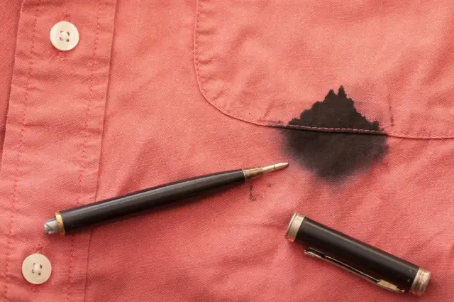 Jak zmyć tusz z długopisu z bluzy? Skuteczne metody na plamy