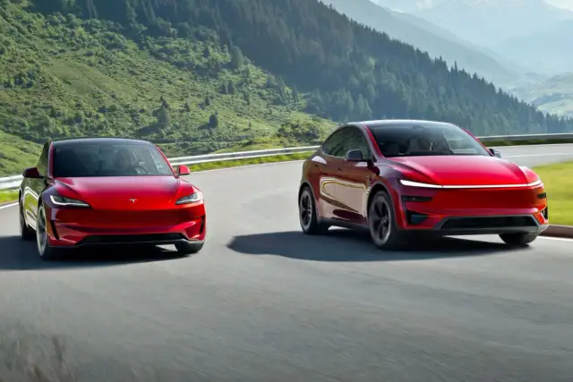 Dwa czerwone Tesle jadące górską drogą. Zastanawiasz się, ile kosztuje najnowsza Tesla?