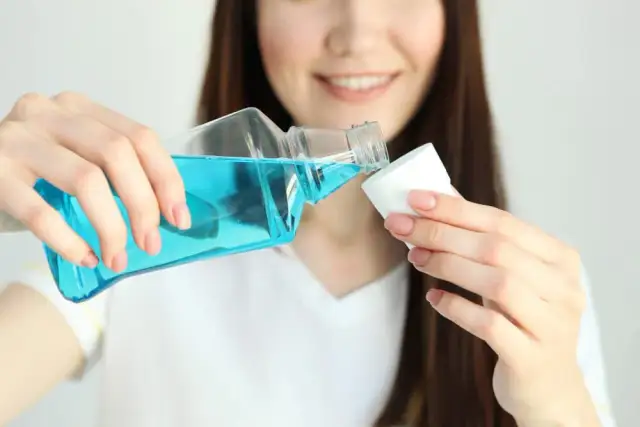 Czy płyn do płukania jamy ustnej stosować przed czy po myciu zębów? Uniknij błędów!