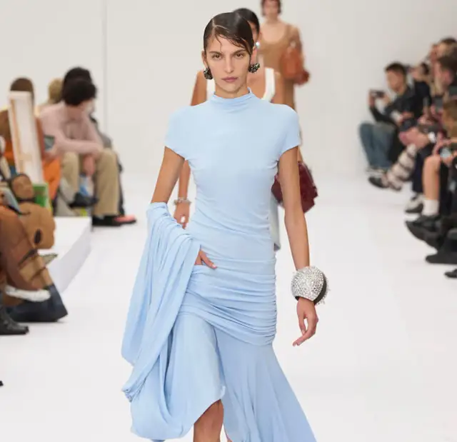 Czy kolor niebieski jest modny? Odkryj najnowsze trendy w modzie