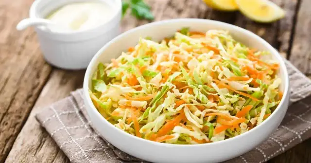 Jak przygotować surówkę z białej kapusty jak w restauracji, aby zachwycała smakiem