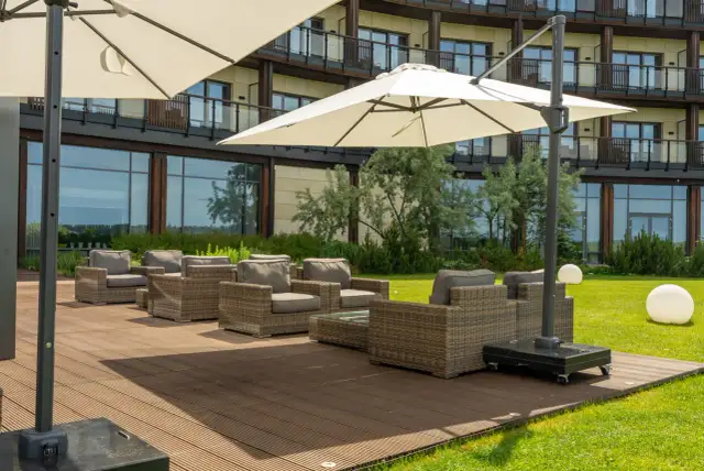 Co to jest patio w hotelu i jak wpływa na komfort gości?