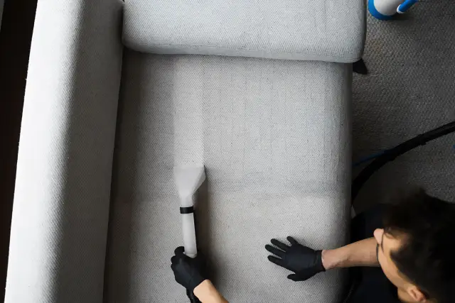 Jak czyścić kanapę: skuteczne metody na plamy i zabrudzenia