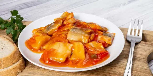 Ryba po grecku: Przepis, sekrety smaku i błędy, których unikniesz