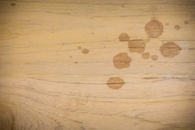 Jak usunąć tłuste plamy z mebli drewnianych bez uszkodzeń powierzchni