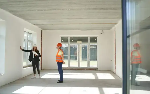 Kto wykonuje przegląd techniczny budynku i jakie ma uprawnienia?