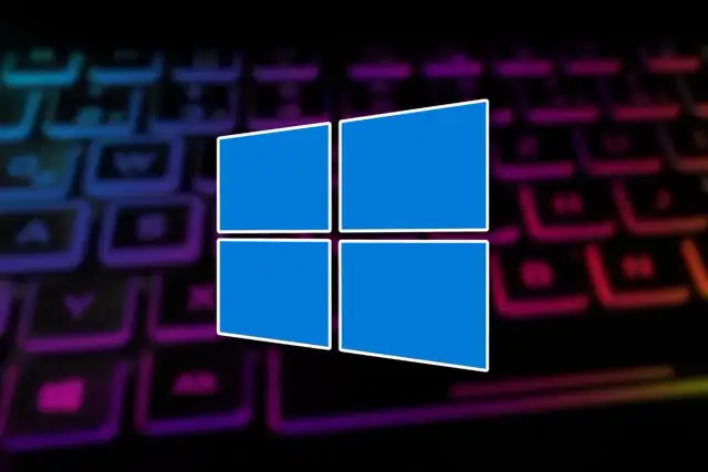 Niebieskie logo Windows na tle podświetlanej klawiatury. Czy Windows XP można zaktualizować do Windows 10?