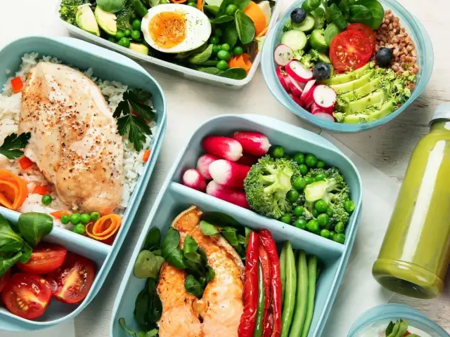Obiad do pracy: Szybkie, tanie i zdrowe przepisy Oszczędzaj!