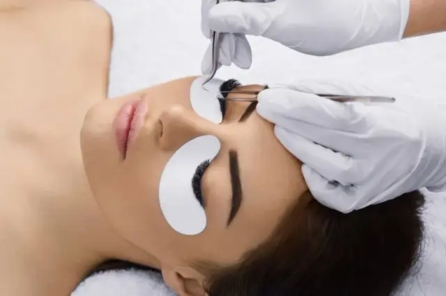 Przedłużanie rzęs w ciąży: Czy to bezpieczne dla Ciebie i dziecka?