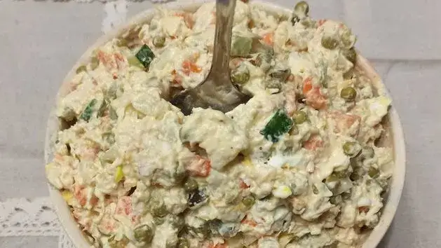 Czy do sałatki jarzynowej dodaje się jabłko? Odkryj zaskakujące smaki