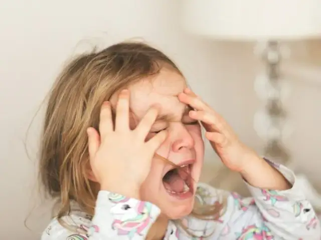 Bunt dwulatka objawy – jak rozpoznać trudne zachowania dziecka