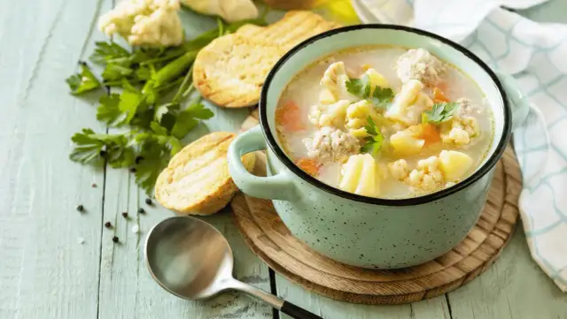 Zupy keto: Przepisy, składniki, jak zagęścić bez mąki?