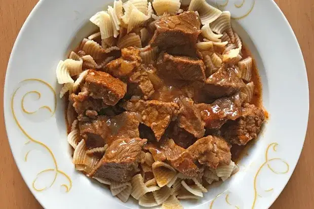 Gulasch mit Nudeln: So wird Ihr Fleisch garantiert butterzart