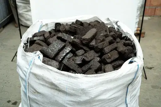 Ile kosztuje brykiet torfowy? Aktualne ceny i porównanie z innymi paliwami