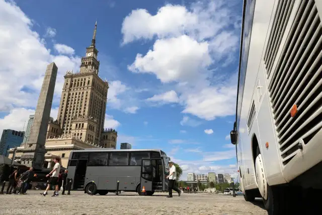 Afar Bus Plac Defilad: Znajdź przystanek przy Kinotece bez stresu!