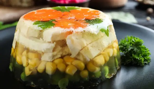 Galaretka w lodówce: jak długo jest świeża? Uniknij pomyłki!