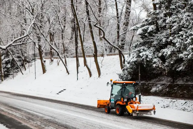 Kto powinien odśnieżać chodnik? Poznaj swoje obowiązki i kary