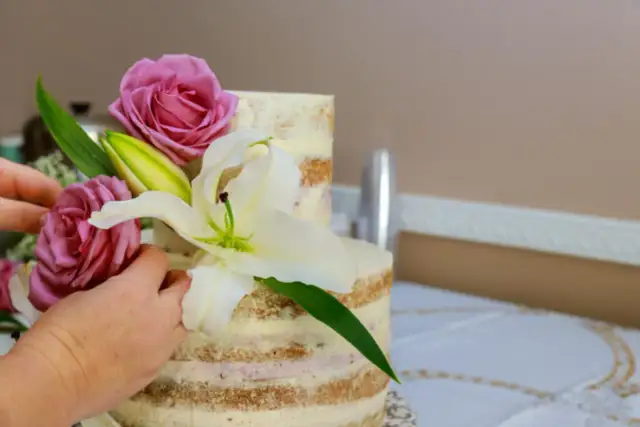 Tort z kwiatami: Jak bezpiecznie i efektownie udekorować?