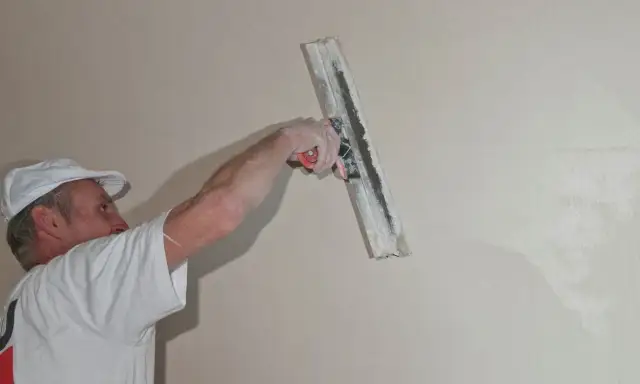 Najpierw tynki czy wylewki? Kluczowa kolejność prac budowlanych