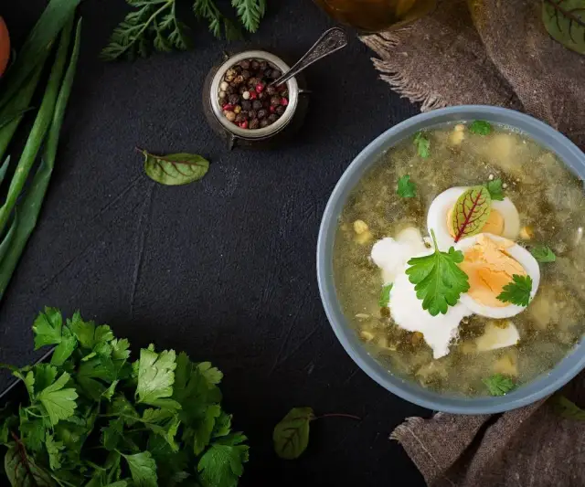 Idealna zupa szczawiowa? Przepis krok po kroku na smak dzieciństwa!