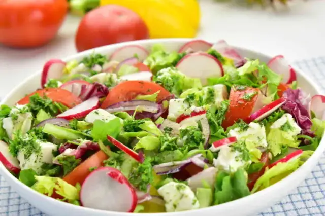 Co do sałatki warzywnej: prosty przepis na zdrową i smaczną sałatkę