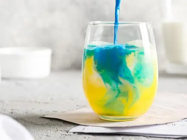 Najlepsze drinki z sokiem bananowym i blue curacao, które musisz spróbować