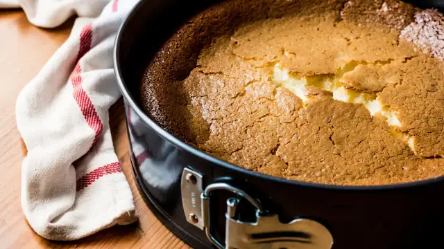 Perfekcyjne ciasto: Jak wyjąć z formy bez pęknięć i przywierania?