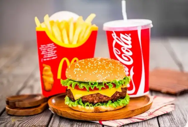 Ile kalorii ma cheeseburger w McDonald's? Zaskakujące fakty o kaloriach
